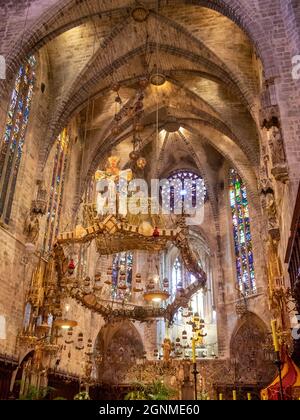 Baldachin entworfen von Gaudi in der Kathedrale von Palma, Mallorca Stockfoto