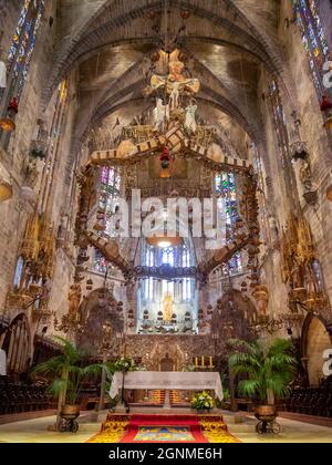 Hochaltar der Kathedrale von Palma mit Baldachin von Gaudi, Mallorca Stockfoto