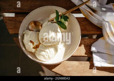 Blick von oben auf die Vanille-Eisschüssel im Freien Stockfoto