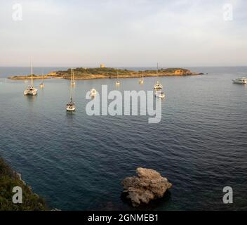 Segelboote, die in der Abenddämmerung auf der Isla de Sa Torre auf Maiorca schweben Stockfoto