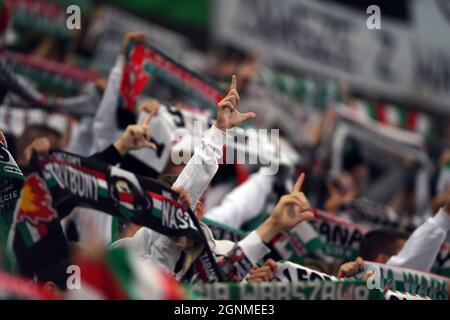 WARSCHAU, POLEN - 25. SEPTEMBER 2021: Spiel der polnischen Fußballliga Legia Warszawa - Rakow Czestochowa, Legia-Fans Stockfoto