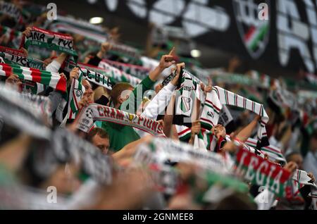 WARSCHAU, POLEN - 25. SEPTEMBER 2021: Spiel der polnischen Fußballliga Legia Warszawa - Rakow Czestochowa, Legia-Fans Stockfoto