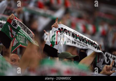 WARSCHAU, POLEN - 25. SEPTEMBER 2021: Spiel der polnischen Fußballliga Legia Warszawa - Rakow Czestochowa, Legia-Fans Stockfoto