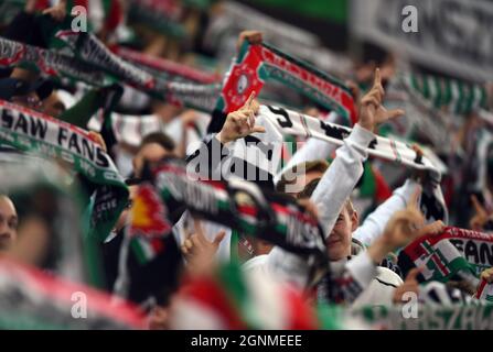 WARSCHAU, POLEN - 25. SEPTEMBER 2021: Spiel der polnischen Fußballliga Legia Warszawa - Rakow Czestochowa, Legia-Fans Stockfoto