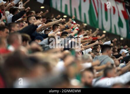 WARSCHAU, POLEN - 25. SEPTEMBER 2021: Spiel der polnischen Fußballliga Legia Warszawa - Rakow Czestochowa, Legia-Fans Stockfoto