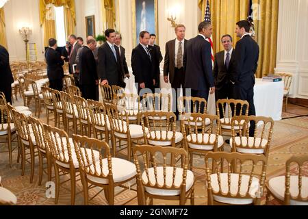 Präsident Barack Obama spricht mit dem Vorsitzenden des Haushaltsausschusses des Repräsentantenhauses, Paul Ryan, R-Wis., rechts, und dem Direktor des Nationalen Wirtschaftsrats, Gene Sperling, zweiter rechts, nach einem Treffen mit der Konferenz des Republikanischen Repräsentantenhauses im Ostsaal des Weißen Hauses, 1. Juni 2011. (Offizielles Foto des Weißen Hauses von Pete Souza) Dieses offizielle Foto des Weißen Hauses wird nur zur Veröffentlichung durch Nachrichtenorganisationen und/oder zum persönlichen Druck durch die Betreffzeile(en) des Fotos zur Verfügung gestellt. Das Foto darf in keiner Weise manipuliert werden und darf nicht in kommerziellen oder politischen Materialien, Adverti, verwendet werden Stockfoto