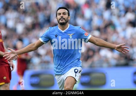 Stadio Olimpico, Rom, Italien. September 2021. Italienischer Fußball der Serie A, SS Lazio gegen AS Roma; Pedro von SS Lazio feiert nach seinem Tor für 2-0 in der 19. Minute Kredit: Action Plus Sports/Alamy Live News Stockfoto