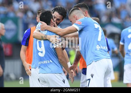 Stadio Olimpico, Rom, Italien. September 2021. Italienischer Fußball der Serie A, SS Lazio gegen AS Roma; Pedro von SS Lazio feiert nach seinem Tor für 2-0 in der 19. Minute Kredit: Action Plus Sports/Alamy Live News Stockfoto