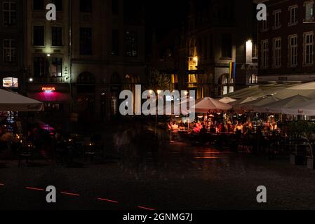 Leuven, Flämisch-Brabant, Belgien - 09 22 2021: Studenten feiern auf dem Alten Marktplatz mit traditionellen Biercafés Stockfoto