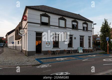 Korbeek-Lo, Flämisch-Brabant Region, Belgien - 09 23 2021: Traditionelle Café-Fassade im Dorfzentrum Stockfoto