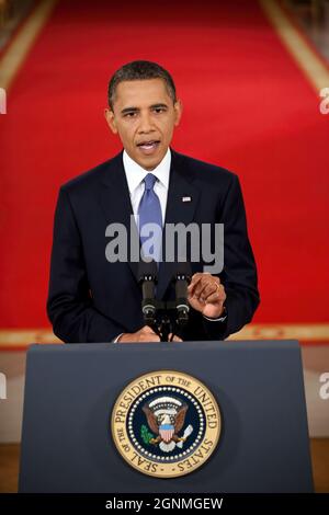 Präsident Barack Obama wendet sich vom Ostsaal des Weißen Hauses aus an die Nation, um seinen Plan zur Umsetzung des Abzusses amerikanischer Truppen aus Afghanistan, 22. Juni 2011, zu entwerfen. (Offizielles Foto des Weißen Hauses von Chuck Kennedy) Dieses offizielle Foto des Weißen Hauses wird nur zur Veröffentlichung durch Nachrichtenorganisationen und/oder zum persönlichen Druck durch die Betreffenden des Fotos zur Verfügung gestellt. Das Foto darf in keiner Weise manipuliert werden und darf nicht in kommerziellen oder politischen Materialien, Anzeigen, E-Mails, Produkten, Werbeaktionen verwendet werden, die in irgendeiner Weise eine Genehmigung oder einen Endor nahelegen Stockfoto