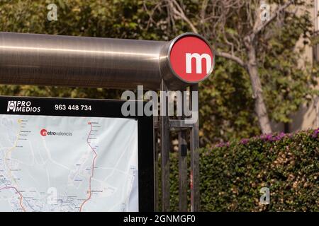 VALENCIA, SPANIEN - 25. SEPTEMBER 2021: Eingang zur Metrostation Xativa Stockfoto