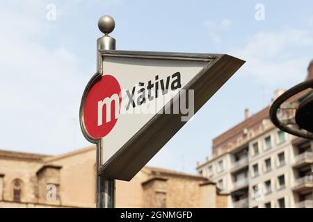 VALENCIA, SPANIEN - 25. SEPTEMBER 2021: Eingangsschild der Metrostation Xativa Stockfoto