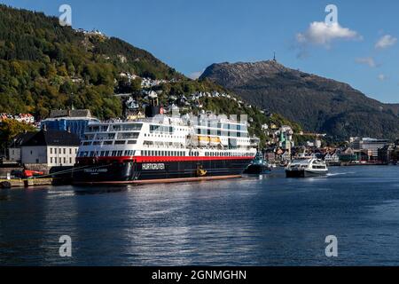 Auto- und Passagierfähre Trollfjord am Festningskaien Kai, im Hafen von Bergen, Norwegen. Stockfoto