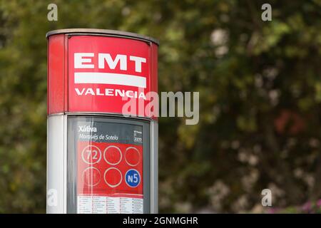 VALENCIA, SPANIEN - 25. SEPTEMBER 2021: EMT-Bushaltestelle. EMT ist das kommunale Verkehrsunternehmen Stockfoto