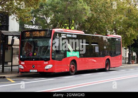 VALENCIA, SPANIEN - 25. SEPTEMBER 2021: Roter Bus von EMT, dem öffentlichen Verkehrsunternehmen Stockfoto