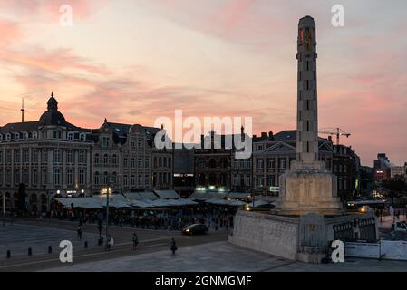 Leuven, Flämische Brabant Region, Belgien - 09 22 2021: Der Martelaren Platz mit dem Denkmal für den Frieden und dem Bahnhof bei Sonnenuntergang Stockfoto