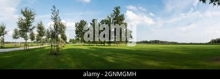 Werchter, Flämische Brabant Region, Belgien - 09 23 2021: Extra großer Panoramablick über die Wiesen der Festival- und Konzertfelder Stockfoto