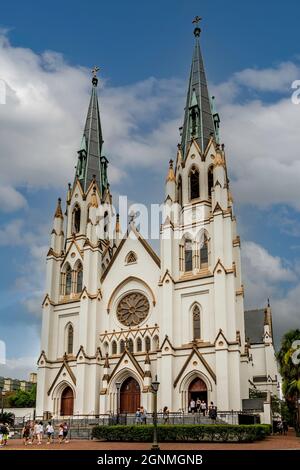 Die Cathedral Basilica of St. John the Baptist ist ein ikonisches Symbol von Savannah, Georgia, das die Skyline mit ihren hohen Türmen prägt. Die Kirche wa Stockfoto