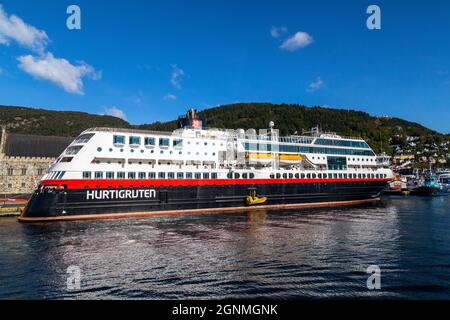 Auto- und Passagierfähre Trollfjord am Festningskaien Kai, im Hafen von Bergen, Norwegen. Stockfoto