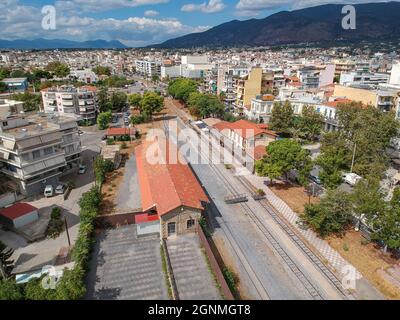 Wunderschöner Panoramablick über den alten Bahnhof von Kalamata, Griechenland. Luftaufnahmen über Messenia, Griechenland, Europa Stockfoto