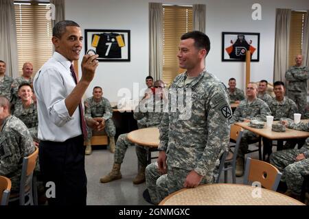 Präsident Barack Obama spricht am 23. Juni 2011 bei einem Besuch in Fort Drum in New York mit Soldaten der 10th Mountain Division. (Offizielles Foto des Weißen Hauses von Pete Souza) Dieses offizielle Foto des Weißen Hauses wird nur zur Veröffentlichung durch Nachrichtenorganisationen und/oder zum persönlichen Druck durch die Betreffzeile(en) des Fotos zur Verfügung gestellt. Das Foto darf in keiner Weise manipuliert werden und darf nicht in kommerziellen oder politischen Materialien, Anzeigen, E-Mails, Produkten oder Werbeaktionen verwendet werden, die in irgendeiner Weise die Zustimmung oder Billigung des Präsidenten, der ersten Familie oder des Weißen Hauses nahelege Stockfoto