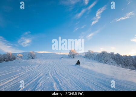 Urlauber im Resort Touristen im Tal gehen Snowboarden Und Skifahren Stockfoto