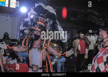 Sao Paulo, Sao Paulo, Brasilien. September 2021. (INT) Dragoes da Real Samba School Kostüme Präsentation Abendessen. 25. September 2021, Sao Paulo, Brasilien: Abendessen zur Präsentation der Kostüme der Samba-Schule Dragoes da Real für den Karneval 2022 am Clubhof in Vila Anastacio, im Westen von Sao Paulo, am Samstagabend, dem 25. September 2021. (Bild: © Adeleke Anthony Fote/TheNEWS2 via ZUMA Press Wire) Stockfoto