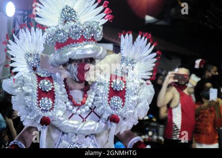 Sao Paulo, Sao Paulo, Brasilien. September 2021. (INT) Dragoes da Real Samba School Kostüme Präsentation Abendessen. 25. September 2021, Sao Paulo, Brasilien: Abendessen zur Präsentation der Kostüme der Samba-Schule Dragoes da Real für den Karneval 2022 am Clubhof in Vila Anastacio, im Westen von Sao Paulo, am Samstagabend, dem 25. September 2021. (Bild: © Adeleke Anthony Fote/TheNEWS2 via ZUMA Press Wire) Stockfoto