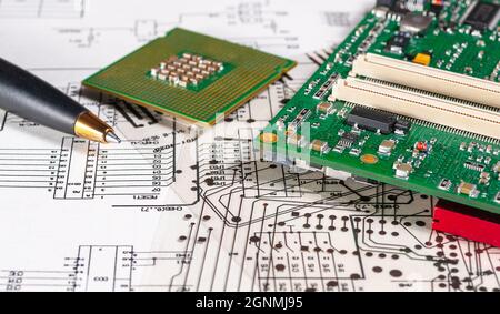 Elektronik, Stift, Prozessor und Funkkomponenten liegen auf dem Hintergrund eines Schaltplans und einer Fotomasken für die Herstellung von PR Stockfoto