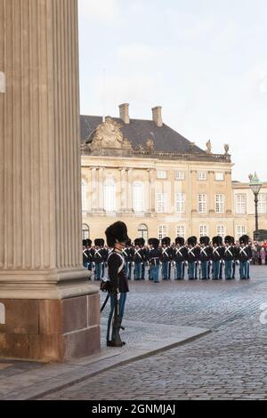 Kopenhagen, Dänemark - 9. Dezember 2017: Königliche Wachmänner im königlichen Palast Amalienborg. Die Zeremonie der Änderung der Wächter der Ehre, vertikale Foto Stockfoto