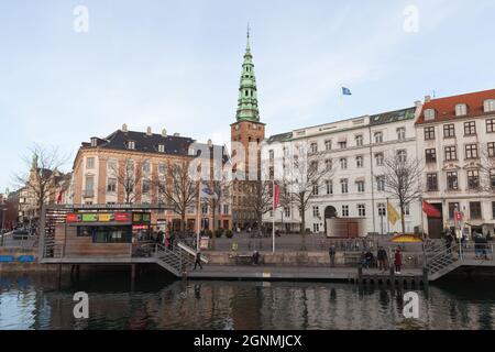 Kopenhagen, Dänemark - 9. Dezember 2017: Die vertikale Straßenansicht von ved Stranden mit dem Nikolaj Copenhagen Contemporary Art Center im Hintergrund. Gewöhnliches p Stockfoto