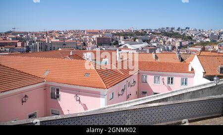 Blick von oben auf Lissabon von einer der Straßen des Alfama-Viertels, Portugal. Stockfoto