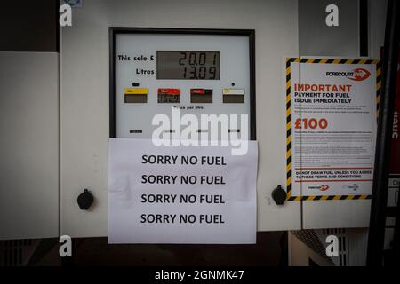 Es tut mir leid, dass an der Tankstelle in London, Großbritannien, kein Schild für Benzinpumpen ohne Kraftstoff steht Stockfoto