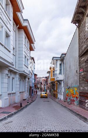 KADIRGA, ISTANBUL, TÜRKEI - 26. DEZEMBER 2020: Historische Häuser im Bezirk Kadırga Stockfoto