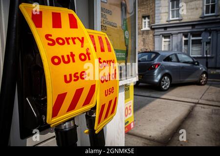 Schild „außer Betrieb“ auf Benzinpumpen ohne Kraftstoff an der Tankstelle in London, Großbritannien Stockfoto