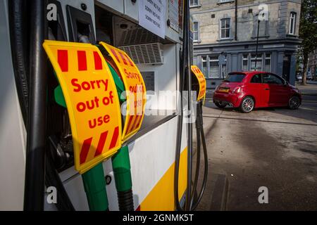 Schild „außer Betrieb“ auf Benzinpumpen ohne Kraftstoff an der Tankstelle in London, Großbritannien Stockfoto