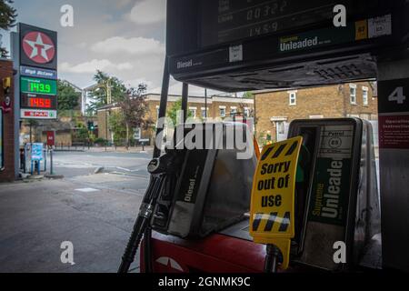 Schild „außer Betrieb“ auf Benzinpumpen ohne Kraftstoff an der Tankstelle in London, Großbritannien Stockfoto