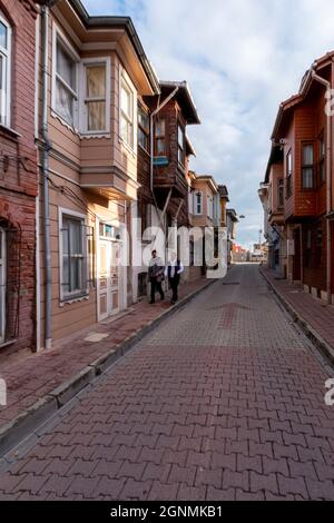 KADIRGA, ISTANBUL, TÜRKEI - 26. DEZEMBER 2020: Historische Häuser im Bezirk Kadırga Stockfoto