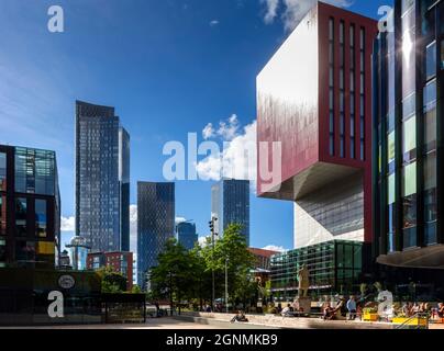 Die deansgate Square Apartment Blocks, von Tony Wilson Square, erste Straße, Manchester, England, UK. Das Innside Hotel auf der rechten Seite. Stockfoto