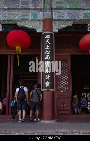 CHINA, CHINA - 14. Sep 2017: Ein Blick auf den Neuen Yuan Ming Palast mit Menschen in der Nähe des Eingangs in Zhuhai, China Stockfoto