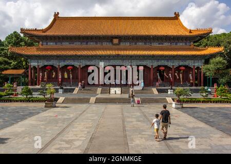 CHINA, CHINA - 14. Sep 2017: Ein Blick auf den Neuen Yuan Ming Palast mit Menschen in der Nähe des Eingangs in Zhuhai, China Stockfoto