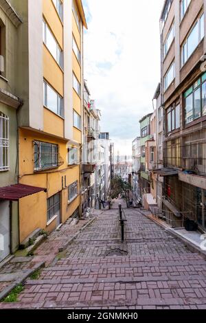 KADIRGA, ISTANBUL, TÜRKEI - 26. DEZEMBER 2020: Historische Häuser im Bezirk Kadırga Stockfoto