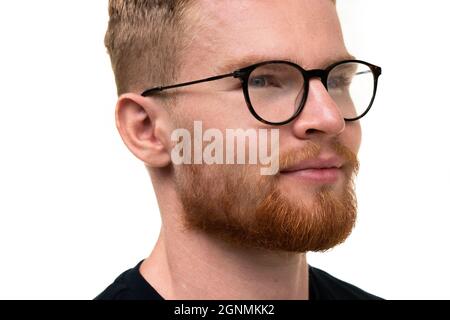 Ein Porträt eines attraktiven jungen Mannes mit Brille auf weißem Hintergrund. Stockfoto