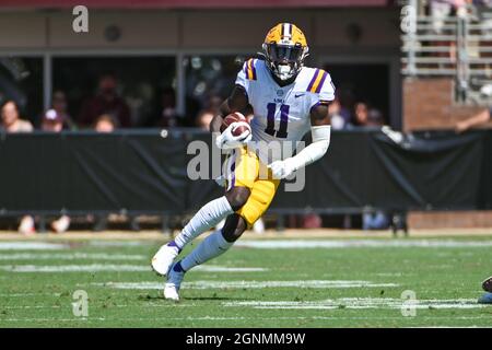 25. September 2021: Brian Thomas Jr. (11), Empfänger der LSU Tigers, spielt den Ball während des NCAA-Fußballspiels zwischen den LSU Tigers und den Mississippi State Bulldogs im Davis Wade Stadium in Starkville, MS. Kevin Langley/CSM Stockfoto