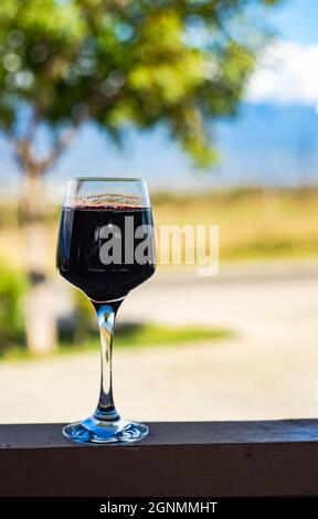 Roter trockener georgischer Wein in Glaswein auf dem Tisch im Freien Stockfoto