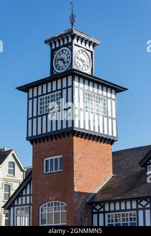 Uhrturm am ehemaligen Portrush Bahnhof, Station Square, Portrush (Port Rois), County Antrim, Nordirland, Vereinigtes Königreich Stockfoto