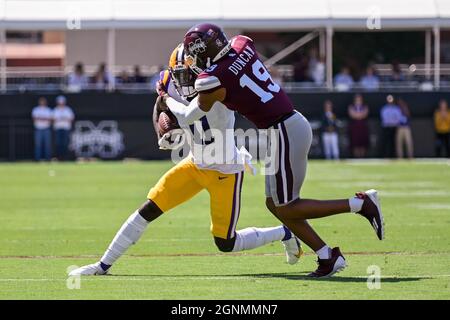 25. September 2021: Der LSU Tigers Wide Receiver Brian Thomas Jr. (11) spielt den Ball und wird während des NCAA-Fußballspiels zwischen den LSU Tigers und den Mississippi State Bulldogs im Davis Wade Stadium in Starkville, MS, von der Sicherheitsmannschaft Collin Duncan (19) getroffen. Kevin Langley/CSM Stockfoto