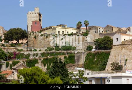 Blick auf das mittelalterliche Castello-Viertel in Cagliari, Italien, mit dem Turm San Pancrazio Stockfoto