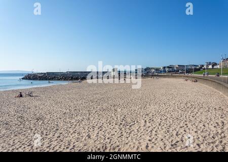 West Strand Beach und Portrush Harbour, Portrush (Port Rois), County Antrim, Nordirland, Großbritannien Stockfoto